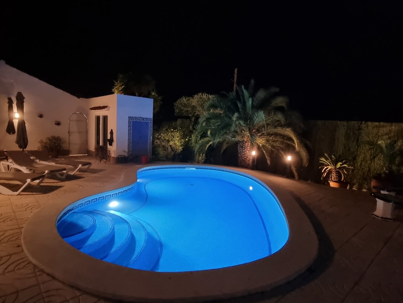 Pool bei Nacht