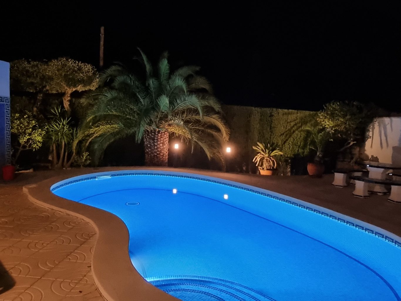 Beleuchteter Pool und Außenbereich